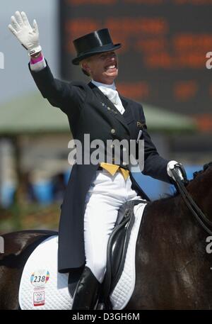 (Dpa) - "Wellenlinien" Anky van Grunsven aus den Niederlanden auf ihrem Berg Salinero das Publikum während der gemischten einzelnen Dressur Grand Prix Special am Markopoulo Olympic Equestrian Centre während der 2004 Olympischen Spiele in Athen, Montag, 23. August 2004. Stockfoto