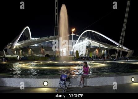 (Dpa) - sitzt ein einsamer Besucher vor dem Olympiastadion Athen spät am Sonntagabend, 22. August 2004. Die Spiele bis Sonntag, 29. August 2004. Stockfoto