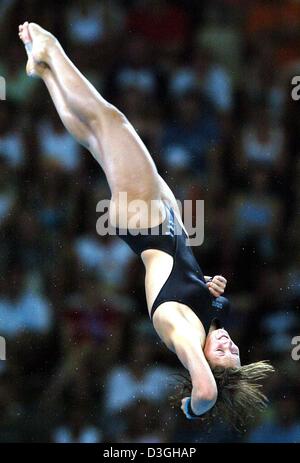 (Dpa) - italienische Taucher Tania Cagnotta führt in der Frauen 10 Meter Turmspringen vorläufige bei Olympic Aquatic Centre in Athen, Freitag, 20. August 2004. Stockfoto