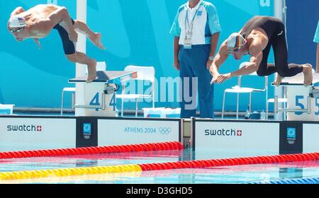 (Dpa) - beginnt deutscher Schwimmer Thomas Rupprath (R) direkt neben uns, Schwimmer und Goldmedaillengewinner Michael Phelps, ihre Männer 100 m Schmetterling qualifizierende Wärme an das Olympic Aquatic Centre in Athen, Griechenland, 19. August 2004 Rennen. Rupprath fuhr die 7. schnellste Zeit und qualifizierte sich für das Halbfinale. Stockfoto