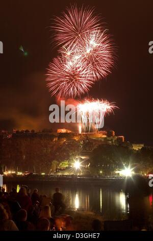 (Dpa) - Feuerwerk sind oberhalb des Rheins am Ende des Festivals "Rhein in Flammen" ablassen (Rhein in Flammen) in Koblenz, Deutschland, 14. August 2004. Die Veranstaltung findet jedes Jahr statt. Stockfoto