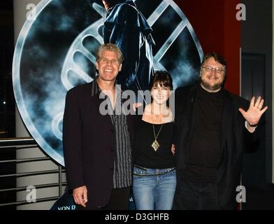 (Dpa) - (von L:) Die US-Schauspieler Ron Perlman und Selma Blair mit mexikanische Regisseur Guillermo del Toro bei der Verleihung des "Hellboy" in Berlin, Deutschland, 18. August 2004. Der Film wird am 16. September 2004 veröffentlicht. Stockfoto