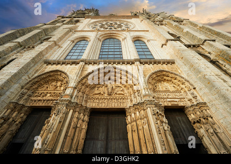 Westfassade mit dem königlichen Portal der gotischen Kathedrale von Notre Dame, Chartres, Frankreich. . Ein UNESCO-Weltkulturerbe. Stockfoto