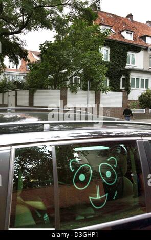 Dpa) - die private Familienauto ausgestattet mit einer Sonnencreme und ein  Auto-Kindersitz steht vor die private Residenz der Familie Schröder in  Hannover, Deutschland, 17. August 2004. Bundeskanzler Gerhard Schroeder und  seiner Frau
