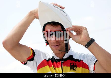 (Dpa) - Radfahren pro Michael Rich trägt seinen Hut die falsche Polarität während seiner Trainingseinheit in Athen, Greecem 16. August 2004.  Reich wird mit deutscher Radrennfahrer Jan Ullrich während der Zeit Testversion Radrennen von den Olympischen Spielen 2004 in Athen auf Mittwoch, 18. August 2004 zu konkurrieren. Stockfoto