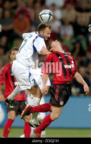 (Dpa) - Leverkusen Paul Freier (R) in einer Überschrift Duell mit Ostravas Martin Cizek während der Champions League Qualifikation Spiel von Bayer Leverkusen gegen den tschechischen Verein Baník Ostrava in Leverkusen, Deutschland, 11. August 2004. Leverkusen gewann das erste Bein Spiel 5: 0. Stockfoto