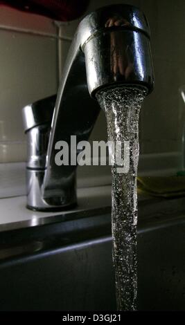 (Dpa) - fließt Wasser aus einem Hahn in einem Glas, abgebildet in einem Haushalt in Frankfurt am Main, 9. August 2004. Stockfoto