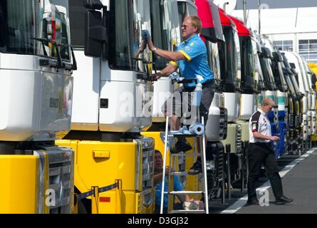 (Dpa) - Mechanik reinigen die Renault LKW Transport in den Paddocks der Hungaroring Rennen in Budapest, Ungarn, 12. August 2004 verfolgen. Formel 1 Grand Prix von Ungarn wird am Sonntag, 14. August im Gange sein. Stockfoto