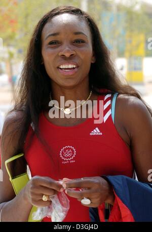 (Dpa) - US-Tennisspielerin Venus Williams führt durch Olympic Park in Athen, Griechenland, 12. August 2004. Die Olympischen Spiele 2004 wird mit einer feierlichen Zeremonie am 13 August geöffnet. Stockfoto