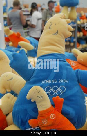 (Dpa) - warten haufenweise Olympischen Maskottchen für Shopper in einem Olympischen waren und Souvenirs Shop in Athen, Griechenland, 10. August 2004. Die Maskottchen sind nach zwei antiken griechischen Götter benannt. Phevos, auch bekannt als Apollo, benannt nach der Olympische Gott Licht und Musik, gekleidet in blau und Athene, die Göttin der Weisheit und Patron der Stadt von Athen, in Orange gekleidet. 2004 Olympische Spiele wi Stockfoto