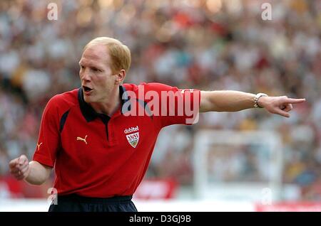 (Dpa) - der Stuttgarter neue Trainer Matthias Sammer Gesten während der Bundesliga-Fußball-Spiel gegen VfB Stuttgart und FSV Mainz 05 in Stuttgart, Deutschland, 8. August 2004. Nördlichen gewinnt die erste Runde Spiel 4: 2 und steht nun an der Spitze der Ligatabelle. Stockfoto