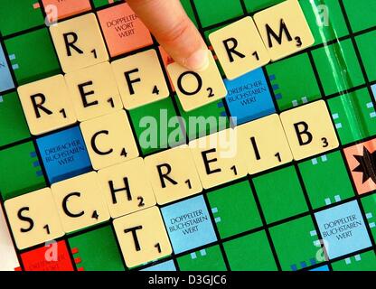 (Dpa) - ein Finger verschiebt den Buchstaben "o ' einrastet, das Wort"Rechtschreibreform"(Rechtschreibreform) auf einem Scrabble-Brett, in Schwerin, Deutschland, 9. August 2004 zu bilden. Regierungsbeamten und Schülerinnen und Schüler sollen erlassen, die neue Rechtschreibung im nächsten Jahr endet eine Übergangsfrist, die im Jahr 1998 begann. Aber Hauptnachrichten Verlage, die im Einklang mit den Änderungen vor fünf Jahren fiel, haben Stockfoto