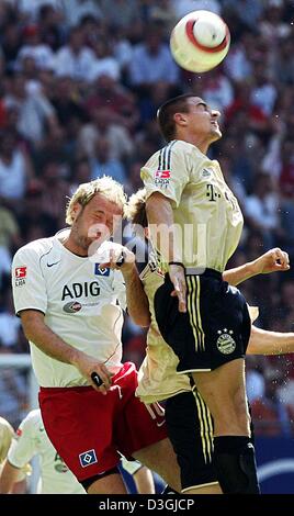 (Dpa) Der bosnische Mittelfeldspieler Sergej Barbarez (links) der Hamburger SV Kämpfe um den Ball mit Bayern Mittelfeldspieler Sebastian Deisler während der premier Soccer League-Spiel zwischen dem Hamburger SV und Bayern München in der AOL Arena in Hamburg am 7. August 2004. München gewann mit 2:0. Stockfoto