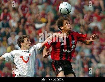 (Dpa) Bayer 04 Leverkusen nach vorne kämpft um den Ball gegen Hannover 96-Verteidiger Steven Cherundolo aus den USA während der premier Soccer League match zwischen Bayer 04 Leverkusen und Hannover 96 in der BayArena in Leverkusen am 7. August 2004 Franca (rechts) aus Brasilien. Leverkusen mit 2:1 gewonnen. Stockfoto