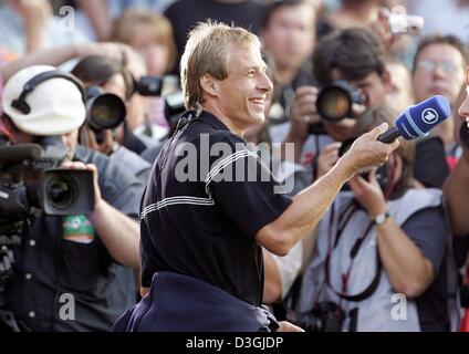 (Dpa) Der neue Head Coach der deutschen Fußball-Nationalmannschaft Juergen Klinsmann gibt ein Interview im Bremer Weserstadion am 6. August 2004. Er beobachtete den Auftakt der neuen Saison zwischen SV Werder Bremen und Schalke 04. Bremen gewann mit 1:0. Stockfoto