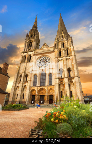 Westfassade mit dem königlichen Portal der gotischen Kathedrale von Notre Dame, Chartres, Frankreich. . Ein UNESCO-Weltkulturerbe. Stockfoto