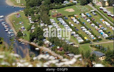 (Dpa) - ein Blick auf den Campingplatz Neumannshof am Ufer des Hohenwartestausee-See in der Nähe von Schleiz, Ostdeutschland, 28. Juli 2004. Der See ist einer der vielen Stauseen entlang der Saale. Stockfoto