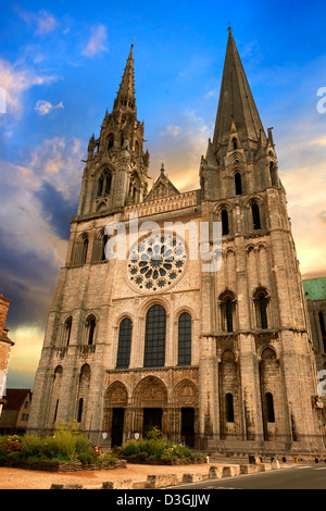 Westfassade mit dem königlichen Portal der gotischen Kathedrale von Notre Dame, Chartres, Frankreich. . Ein UNESCO-Weltkulturerbe. Stockfoto