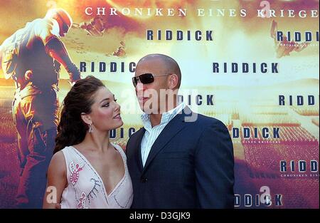 (Dpa) - Main Schauspieler Alexa Davalos und Vin Diesel stehen auf dem roten Teppich vor der Deutschland-Premiere ihres neuen Films "Chronicles of Riddick" am Zoopalast Kino in Berlin, Deutschland, 3. August 2004. Der Science-Fiction-Film dreht sich um Diesel wie Richard B. Riddick zu überführen, flieht aus dem Gefängnis und beginnt, auf der Suche nach seiner wahren Identität in einen intergalaktischen Krieg. T Stockfoto