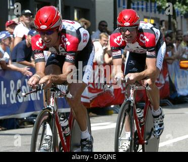 (Dpa) - der US-deutsche Radsport-Duo Jens Voigt (R) und Bobby Julich von Team CSC fahren nächstes einander während der LuK Challenge in Buehl, Deutschland, 31. Juli 2004 zu gewinnen. Voigt und Julich gewann das Rennen, das eine Strecke von 82,2 km mit einer Zeit von 01:36:51, 20 Minuten zurückgelegt. Stockfoto