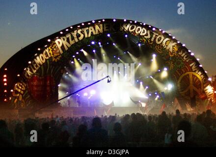 (Dpa) - buntes Licht verschlingt die Hauptbühne beim 10. Open-Air-Festival "Stoppen Punkt Woodstock" an der Grenze der Stadt Kuestrin, Polen, 30. Juli 2004. rund 400.000 Menschen kamen zum Festival mit Bands aus Deutschland, Ungarn und der Tschechischen Republik. Das Festival ist eine Erinnerung an das legendäre Woodstock-Festival 1969 in den USA. Musiker-erledige für freie und Adm Stockfoto