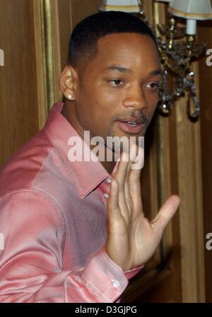 (Dpa) - US-Schauspieler Will Smith lächelt und stellt, da er seine neue fördert film "I, Robot" bei einem Fototermin in Berlin, Montag, 2. August 2004. Stockfoto