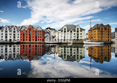 Ålesund - Wahrzeichen an Norwegens Küste - traditionelle große norwegische Häuser spiegeln sich in den ruhigen Kanal. Stockfoto