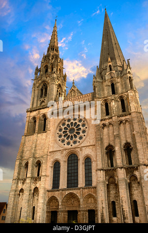 Westfassade mit dem königlichen Portal der gotischen Kathedrale von Notre Dame, Chartres, Frankreich. . Ein UNESCO-Weltkulturerbe. Stockfoto