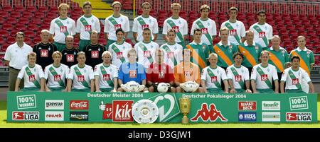 (Dpa) - stellt der komplette Kader für die Saison 2004/05 des amtierenden Deutschen Fußball-Bundesliga Champ SV Werder Bremen für ein Mannschaftsfoto in Bremen, Deutschland, 28. Juli 2004. Abgebildet sind: (obere Reihe von L bis R) Petri Pasanen, Angelos Charisteas, Tim Borowski, Valerien Ismael, Frank Fahrenhorst, Frank Baumann, Johan Micoud, Paul Stalteri, (mittlere Reihe von L nach R) Team-Manager Klaus Allofs, Cheftrainer Stockfoto