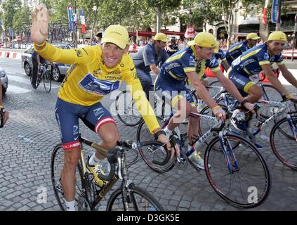 (Dpa) - US-Radsportler Lance Armstrong (L) "Wellenlinien" wie er eine Ehrenrunde mit Teamkollegen US Postal Vjatscheslav Jekimov (R) aus Russland und Manuel Beltran aus Spanien (2. v. R) sowie nimmt eine der allgemeinen Teamchef Johan Bruyneel (C, zurück) nach dem Ende der letzten Etappe der Tour de France-Radrundfahrt 2004 in Paris, Frankreich, 25. Juli 2004. Nach der Tour Tradition der overal Stockfoto