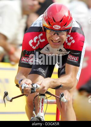 (Dpa) - ist Deutschlands Jens Voigt Team CSC auf seinem Weg zum siebten Platz in der einzelnen Zeitrennen während der 19. Etappe der Tour de France-Radrundfahrt in der Nähe von Besancon, Frankreich, 24. Juli 2004 zu gewinnen. Stockfoto