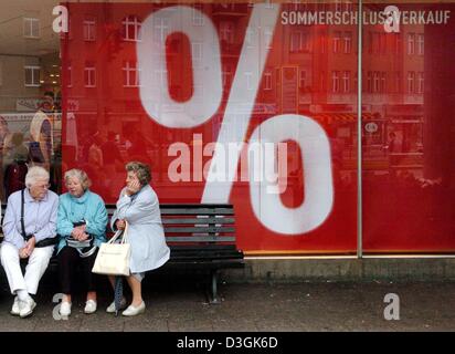 (Dpa) - drei ältere Damen sitzen auf einer Bank vor einem Kaufhaus in Berlin, Deutschland, 26. Juli 2004. Im Store-Fenster verfügt über ein großes Plakat mit einem Symbol "Prozent" kündigt ein Ende der Sommerschlussverkauf. Mit Rabatten von bis zu 70 Prozent über plan zwei Drittel der Geschäfte zur Teilnahme an den Verkauf. Stockfoto