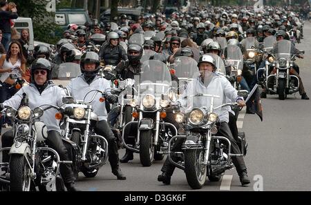 (Dpa) - Tausende von Harley Davidson Fans warten auf den Beginn einer großen Motorrad-Parade durch Hamburg, Deutschland, 25. Juli 2004. Die Teilnahme an der Kilometer lange Parade ist das Highlight für jeden Biker, der drei Tage lang "Harley Days" in der nördlichen deutschen Hafenstadt besucht. Das Treffen von Motorradfans hat seine Wurzeln im letzten Jahr 100 Jahre Harley Davidson Motorrad Stockfoto