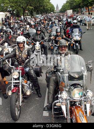 (Dpa) - Tausende von Harley Davidson Fans warten auf den Beginn einer großen Motorrad-Parade durch Hamburg, Deutschland, 25. Juli 2004. Die Teilnahme an der Kilometer lange Parade ist das Highlight für jeden Biker, der drei Tage lang "Harley Days" in der nördlichen deutschen Hafenstadt besucht. Das Treffen von Motorradfans hat seine Wurzeln im letzten Jahr 100 Jahre Harley Davidson Motorrad Stockfoto