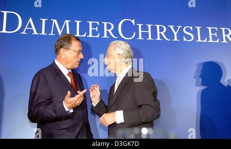 (Dpa) - DaimlerChrysler-Vorstandsvorsitzenden Jürgen Schrempp (L) spricht mit Mercedes Car Group Chairman Juergen Hubbert in Stuttgart, Deutschland, 23. Juli 2004. DaimlerChrysler und Deutschlands mächtige Gewerkschaft IG Metall waren in der Lage, eine Vereinbarung über die Firma Sparmaßnahmen zu finden. Die Autobauer versprach Mitarbeiter ihren Arbeitsplatz sicherer bis 2012 wurden nach union Konz Stockfoto