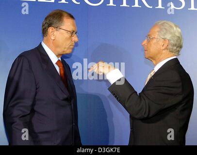 (Dpa) - DaimlerChrysler-Vorstandsvorsitzenden Jürgen Schrempp (L) spricht mit Mercedes Car Group Chairman Juergen Hubbert in Stuttgart, Deutschland, 23. Juli 2004. DaimlerChrysler und Deutschlands mächtige Gewerkschaft IG Metall waren in der Lage, eine Vereinbarung über die Firma Sparmaßnahmen zu finden. Die Autobauer versprach Mitarbeiter ihren Arbeitsplatz sicherer bis 2012 wurden nach union Konz Stockfoto