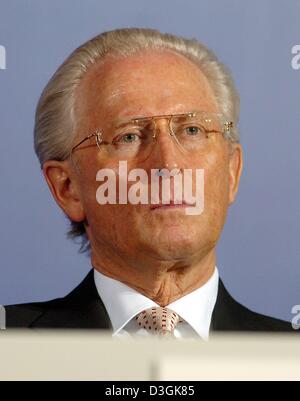 (Dpa) - Jürgen Hubbert, Vorsitzender der Mercedes Car Group, während einer Pressekonferenz in Stuttgart, Deutschland, 23. Juli 2004 abgebildet. Stockfoto