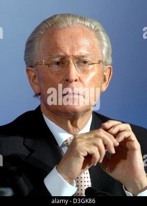 (Dpa) - Jürgen Hubbert, Vorsitzender der Mercedes Car Group, während einer Pressekonferenz in Stuttgart, Deutschland, 23. Juli 2004 abgebildet. Stockfoto