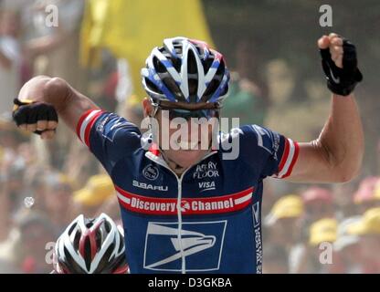 (Dpa) - jubilates fünf Zeit-Tour-Sieger Lance Armstrong-Team US Postal, als er die Ziellinie der 15. Etappe 91. Tour de France-Radrundfahrt in Villard-de-Lans, Frankreich, 20. Juli 2004 überquert. Armstrong gewann die 180,5 km langen Etappe von Valreas, Villard-de-Lans nach outsprinting seine Rivalen und seinen zweiten Etappensieg an der Tour 2004 behaupten. Armstrong behauptete auch die Stockfoto