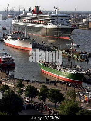 (Dpa) - gefolgt von mehreren kleineren Boote Blätter die weltweit größte und teuerste Kreuzfahrtschiff, die Queen Mary 2, den Hafen in Hamburg, Deutschland, Dienstag, 20. Juli 2004. Nach einem Tag in der nördlichen deutschen Hafenstadt und Zehntausende Zuschauer zu beeindrucken, leitet der Ozeandampfer jetzt zu seiner Heimat Hafen von Southampton, Vereinigtes Königreich. Stockfoto