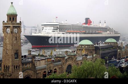 (Dpa) - die weltweit größte und teuerste Kreuzfahrtschiff, die Queen Mary 2, betritt den Hafen in Hamburg, Deutschland, 19. Juli 2004. Zehntausende von Schaulustigen beobachtet den riesigen Ozean Liner Kopf den Fluss hinauf in das Hafengebiet mit mehreren kleinen Booten begleiten das Schiff. Die Queen Mary 2 blieb auf dem Grasbrook - Terminal für einen Tag wo fand ein Festival statt. Stockfoto