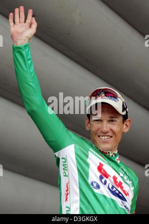 (Dpa) - feiert australischer Radrennfahrer Robbie McEwen Team Lotto-Domo nach der Verteidigung des grünen Trikots des besten Sprinters nach der 14. Etappe der Tour de France-Radrundfahrt in Nîmes, Frankreich, 18. Juli 2004. Die 192,5 km lange führte Bühne von Carcassonne nach Nimes. Stockfoto