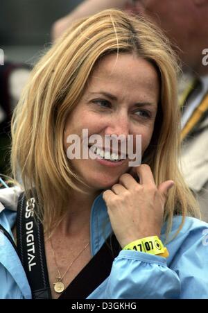 (Dpa) - US-Sängerin Sheryl Crow, Freundin von fünf Zeit-Tour-Sieger Lance Armstrong-Team US Postal, ist alles Lächeln nach Armstrong die 13. Etappe der Tour de France-Radrundfahrt im Plateau de Beille, Frankreich, 17. Juli 2004 gewinnt. Die 205,5 km lange Etappe in den Pyrenäen von Lannemezan zu Plateau de Beille geführt. Fast niemand mithalten konnte mit Armstrongs kostenlos spät in der Bühne wh Stockfoto