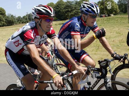 (Dpa) - Fahrten US-fünf Mal Tour-Sieger Lance Armstrong (R) von Team US Postal Service während der 11. Etappe der Tour de France in der Nähe von Figeac, Frankreich, 15. Juli 2004 Kopf an Kopf mit seinem Landsmann Bobby Julich von Team CSC. In der Vergangenheit war Jülich ein wichtiger Geldgeber für Armstrong. Die 11. Etappe der Tour führte von Saint-Flour, Figeac, die über eine Distanz von 164 km. Stockfoto