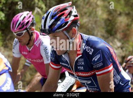 (Dpa) - Fahrten US-fünf Mal Tour-Sieger Lance Armstrong (R) von Team US Postal Service Kopf an Kopf mit deutschen Fahrer und Olympiasieger Jan Ullrich von T-Mobile Team während der 11. Etappe der Tour de France in der Nähe von Figeac, Frankreich, 15. Juli 2004. Die beiden Radfahrer gelten als die Top-Favoriten der Tour. Armstrong nahm den sechsten Platz und Ullrich kam im 17. am Ende des 11. sta Stockfoto