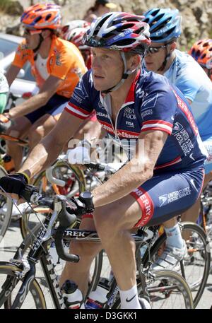 (Dpa) - U.S. fährt fünf Mal Tour-Sieger Lance Armstrong (C) des Team US Postal Service auf seinem Fahrrad neben deutschen Fahrer Sebastian Lang (R, zurück) des Team Gerolsteiner und spanische Reiter Iban Mayo Team Euskaltel während der 11. Etappe der Tour de France in der Nähe von Figeac, Frankreich, 15. Juli 2004. Armstrong nahm den sechsten Platz am Ende der Etappe führte von Saint-Flour zu Figeac cov Stockfoto