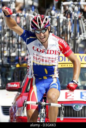 (Dpa) - französischer Radfahrer David Moncoutie von Team Cofidis Gesten, Prost und lächelt, als er auf seinem Fahrrad durch die Ziellinie fährt die 11. Etappe der Tour de France in Figeac, Frankreich, 15. Juli 2004 zu gewinnen. Die 11. Etappe der Tour führte von Saint-Flour, Figeac, die über eine Distanz von 164 km. Stockfoto