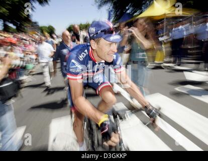 (Dpa) - US-fünf Mal Tour-Sieger Lance Armstrong (L) von Team US Postal Service auf seinem Weg an die Startlinie vor dem Start der 11. Etappe der Tour de France in Saint-Flour, Frankreich, 15. Juli 2004. Armstrong nahm am Ende den sechsten Platz. Die 11. Etappe der Tour führte von Saint-Flour, Figeac, die über eine Distanz von 164 km. Stockfoto