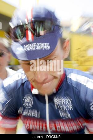 (Dpa) - US-fünf Mal Tour-Sieger Lance Armstrong (L) von Team US Postal Service auf seinem Weg an die Startlinie vor dem Start der 11. Etappe der Tour de France in Saint-Flour, Frankreich, 15. Juli 2004. Armstrong nahm am Ende den sechsten Platz. Die 11. Etappe der Tour führte von Saint-Flour, Figeac, die über eine Distanz von 164 km. Stockfoto