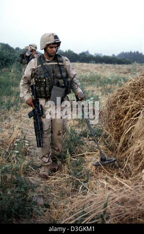 (Dpa) - US-Soldaten der Task Force 1. Bataillon 77th Armor Regiment Suche mit Metalldetektoren für versteckte Waffen außerhalb der Stadt von Albur Shakar, Irak, 30. Mai 2004.  Irakische Widerstandskämpfer gestartet wiederholt Mörserangriffen aus diesem Bereich. Stockfoto